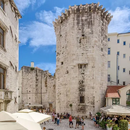 Daire And Poesia Split