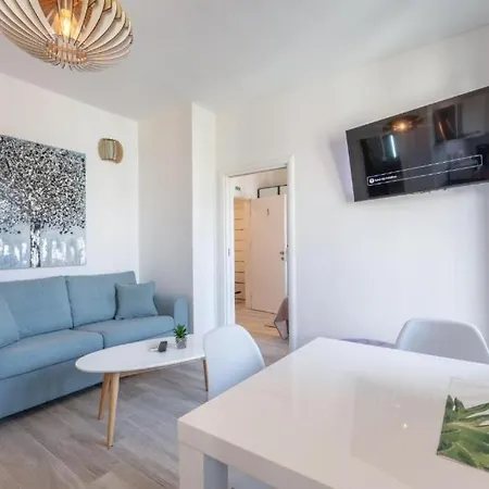 Daire And Poesia Split