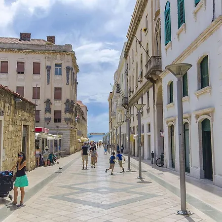 Daire And Poesia Split